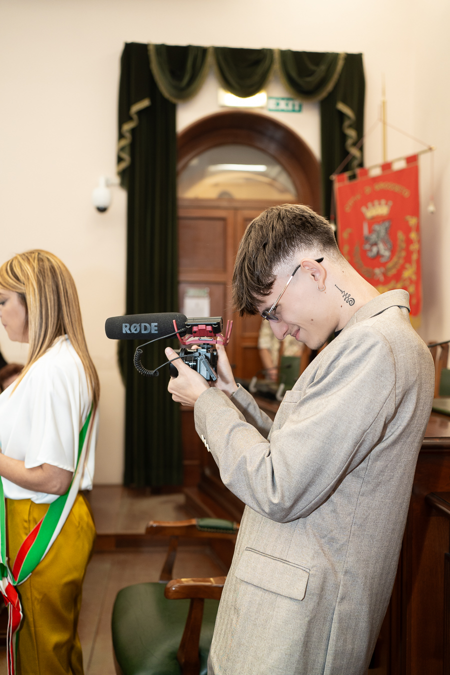 Tommaso Magni Vannini mentre riprende con la videocamera